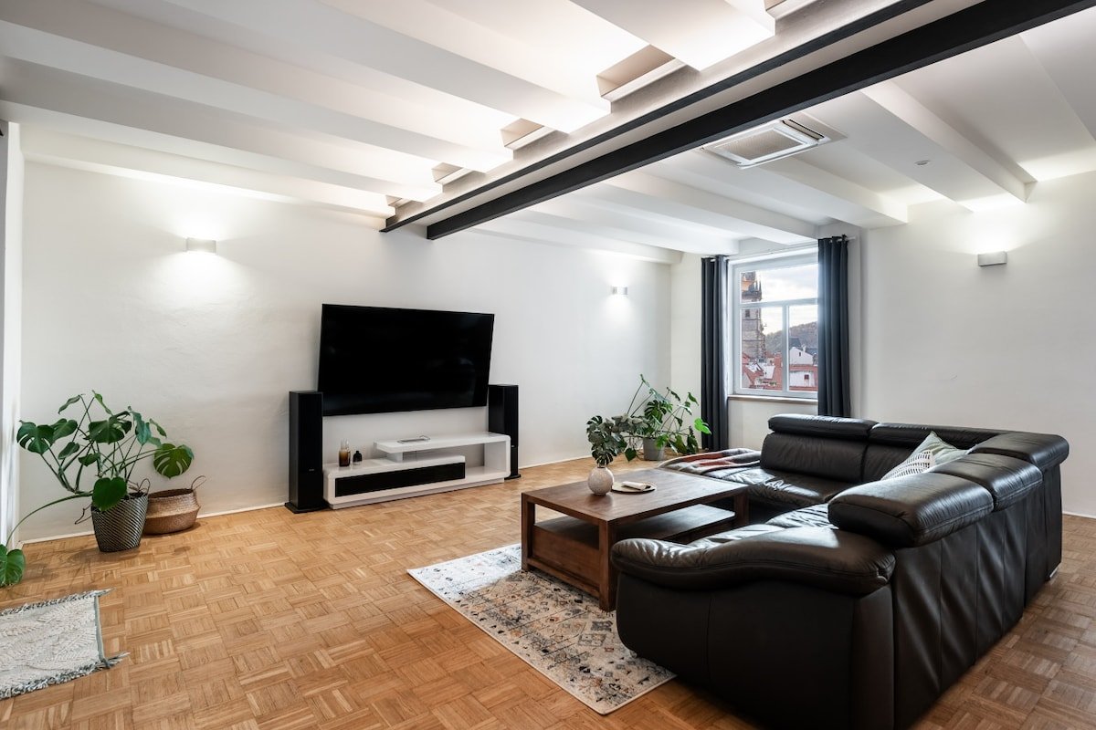 DOT 3 bdr Apartment with Tyn Cathedral View & A/C gallery image 4