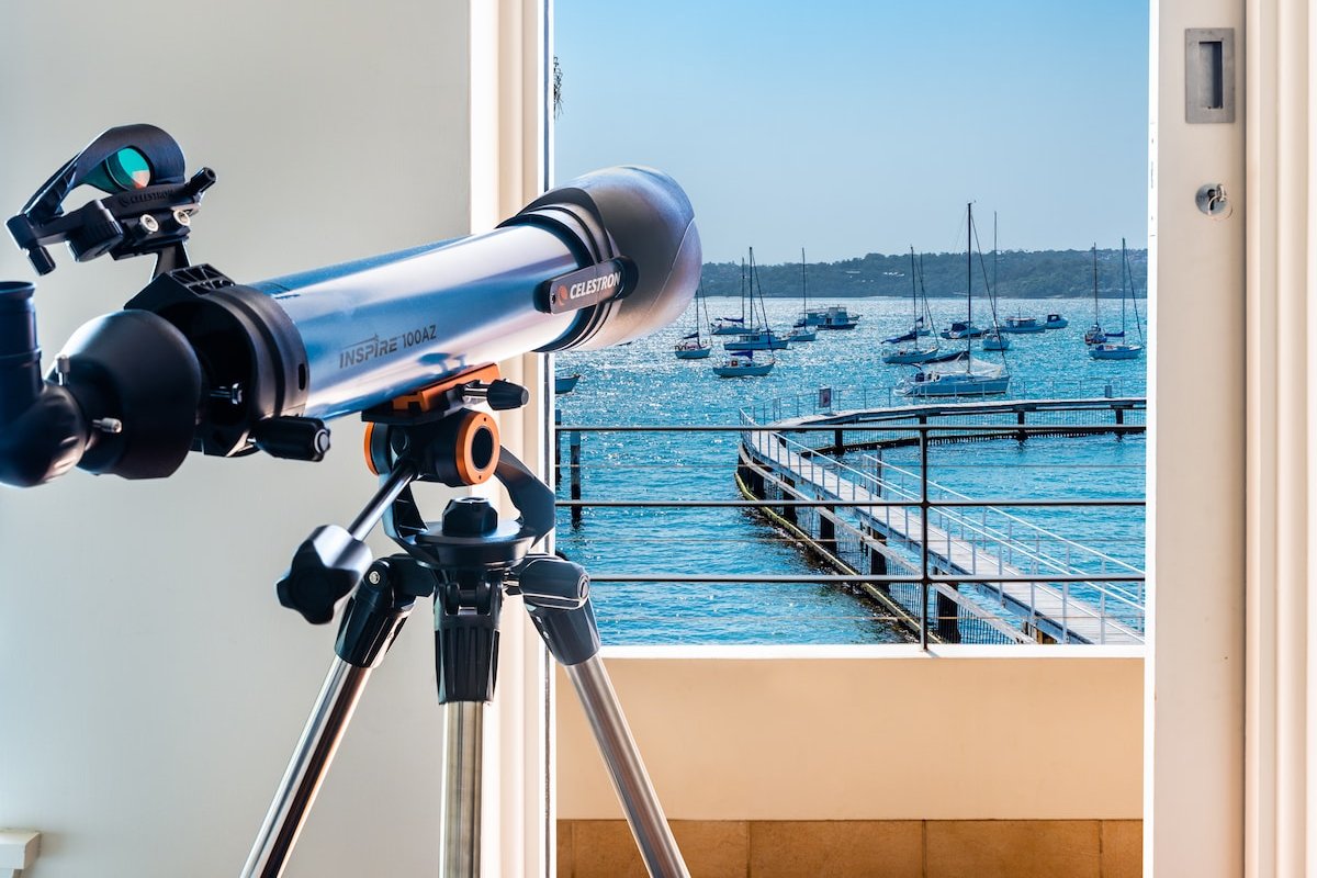 Magnificent Waterfront living with view gallery image 5