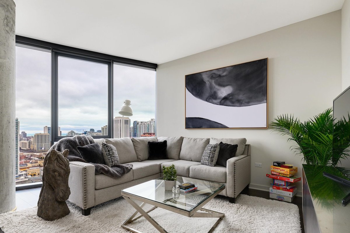 Lux Skyhouse West Loop w/Parking gallery image 3