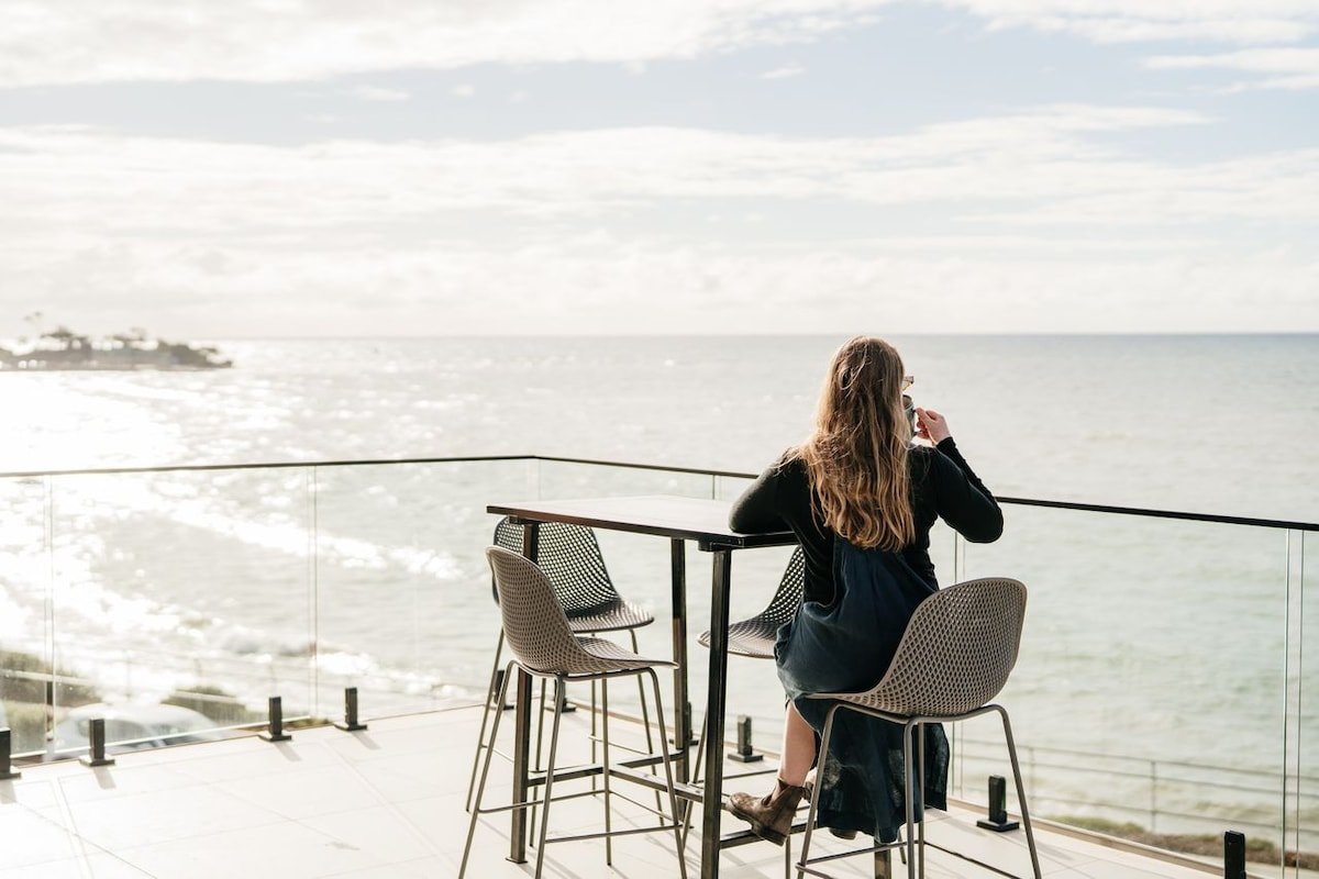 Novo Luxury Apartment Penguin Accommodation Itas gallery image 2