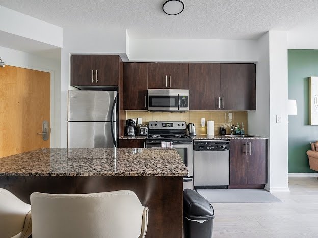 Less than*500m* to everything! DT T.O+Parking gallery image 5