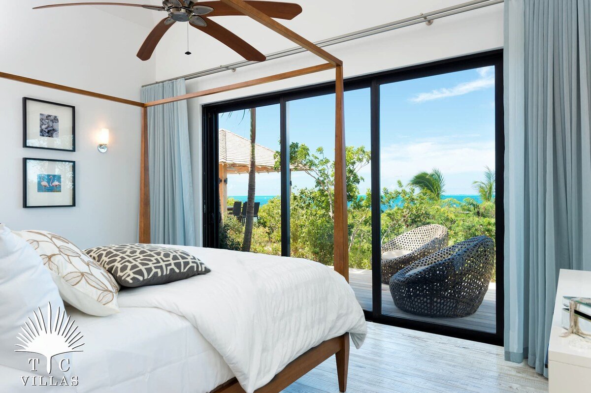 TC Villas | Castaway | Luxury Beachfront w. Pool gallery image 2