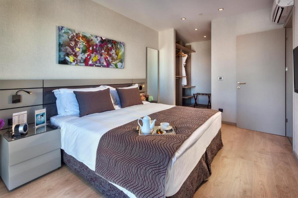 Cozy 2-Bedroom Apartment | Free Cleaning | Pool gallery image 2