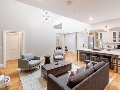 Corner Apt, Open Floor Plan In Downtown Newport