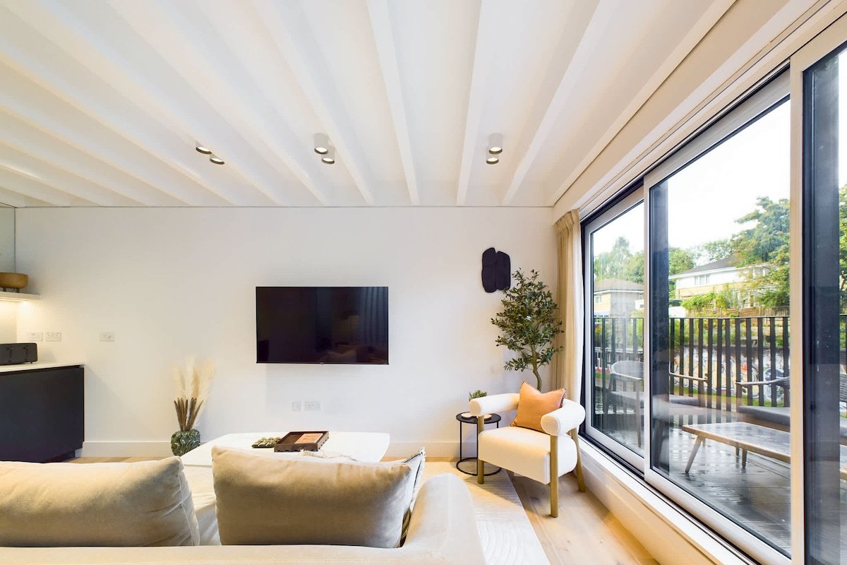 Stunning Mews House overlooking Regent’s Canal gallery image 2