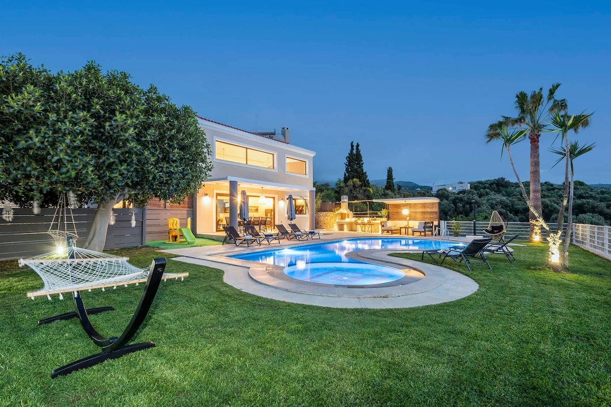 Heated pool, kids pool, gorge and sea views! gallery image 5