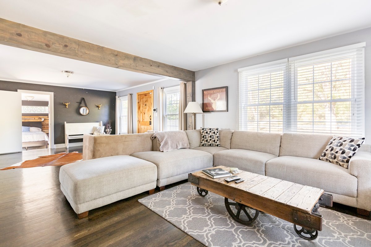 Renovated Bungalow with Skyline Views Right on the River