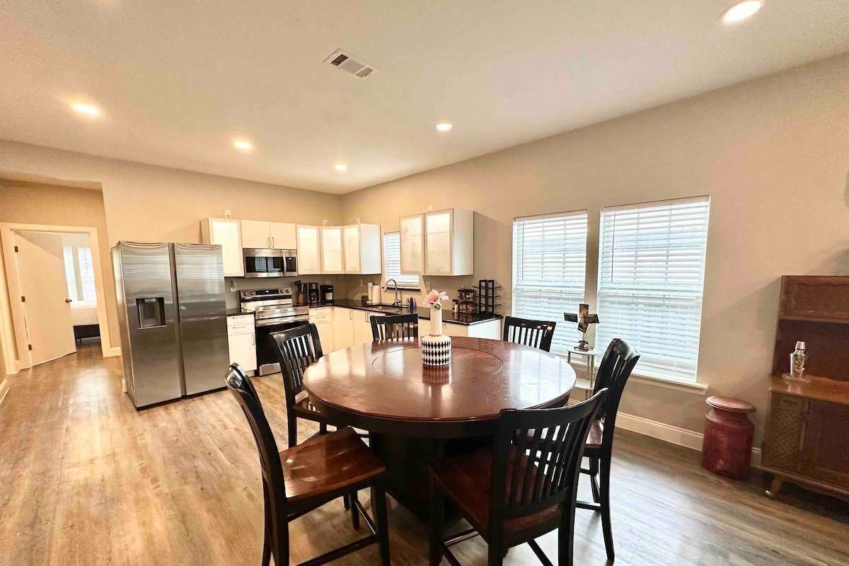 Sleeps 8, 4 Queen Beds, W/ Poker Table and Games! gallery image 4