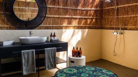 Time + Tide Chongwe Camp - Open-air bathroom at Time + Tide Chongwe Camp.