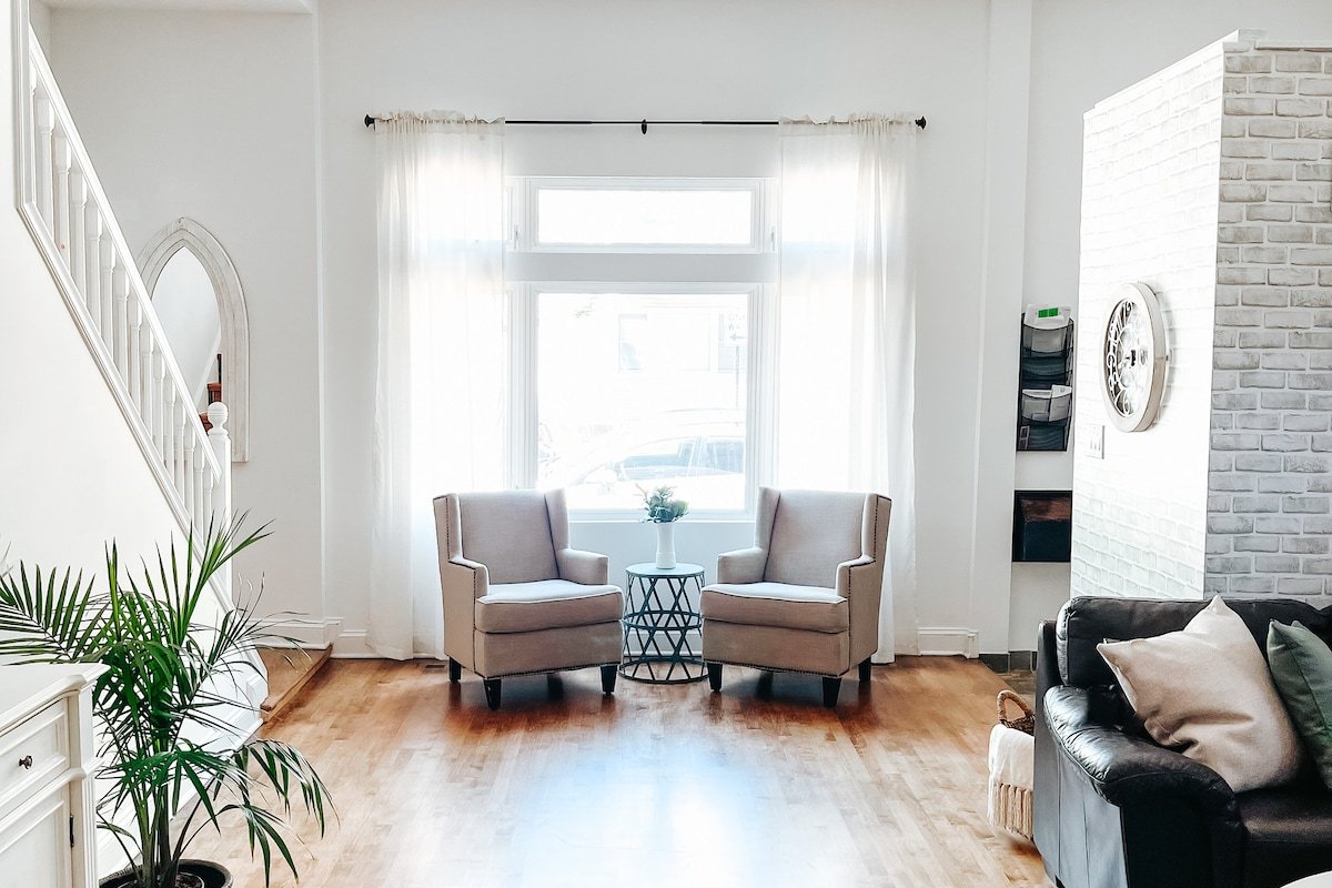 Entire house 1 City block from Wrigley Field! gallery image 2