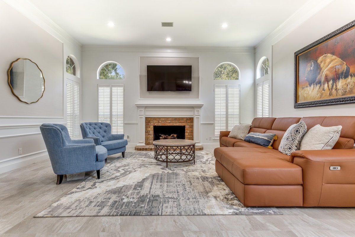 Stylish 4/3 traditional + pool gallery image 2