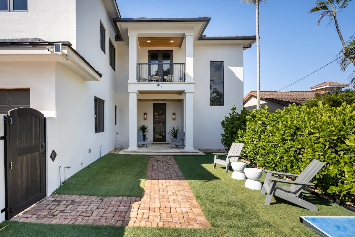 Million Dollar Waterfront Views | Walk to Beach gallery image 5