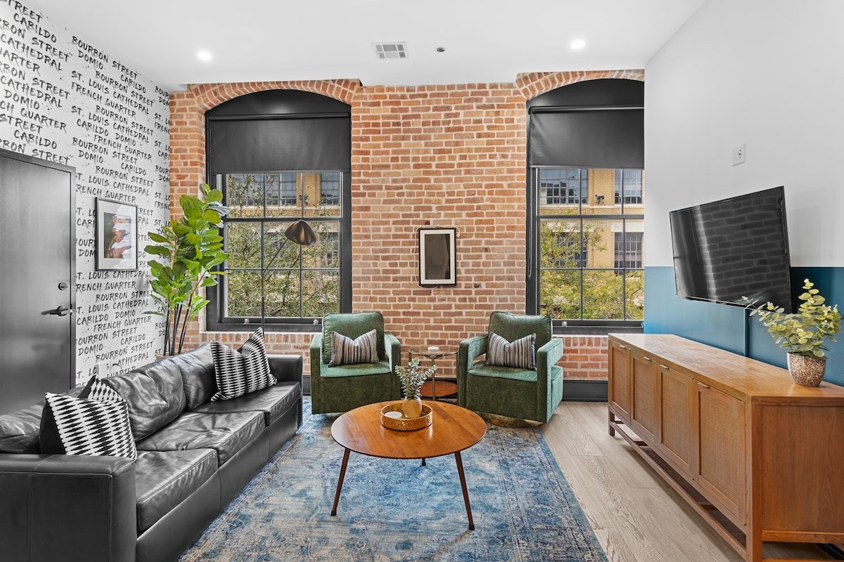 LUX 4BR/4BA Sleeps 12 Walk To Dome & Parade Route! gallery image 3