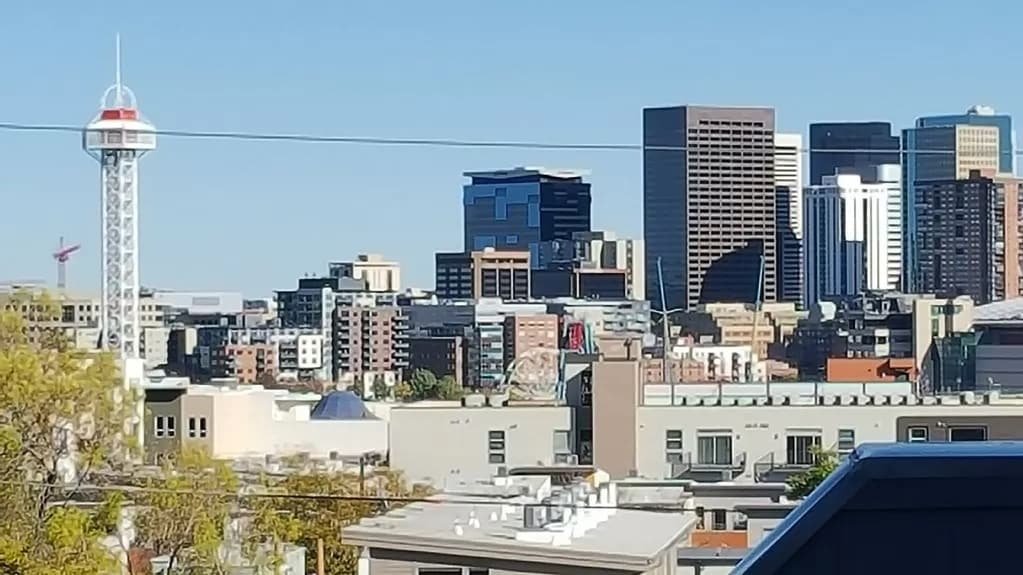 Spacious Townhouse with Rooftop Deck! gallery image 4