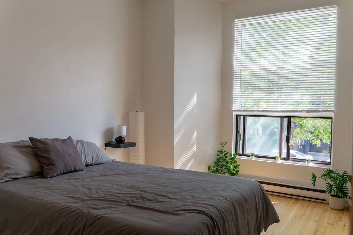 SPACIOUS 4 BEDROOM APARTMENT IN HEART OF MONTREAL gallery image 2