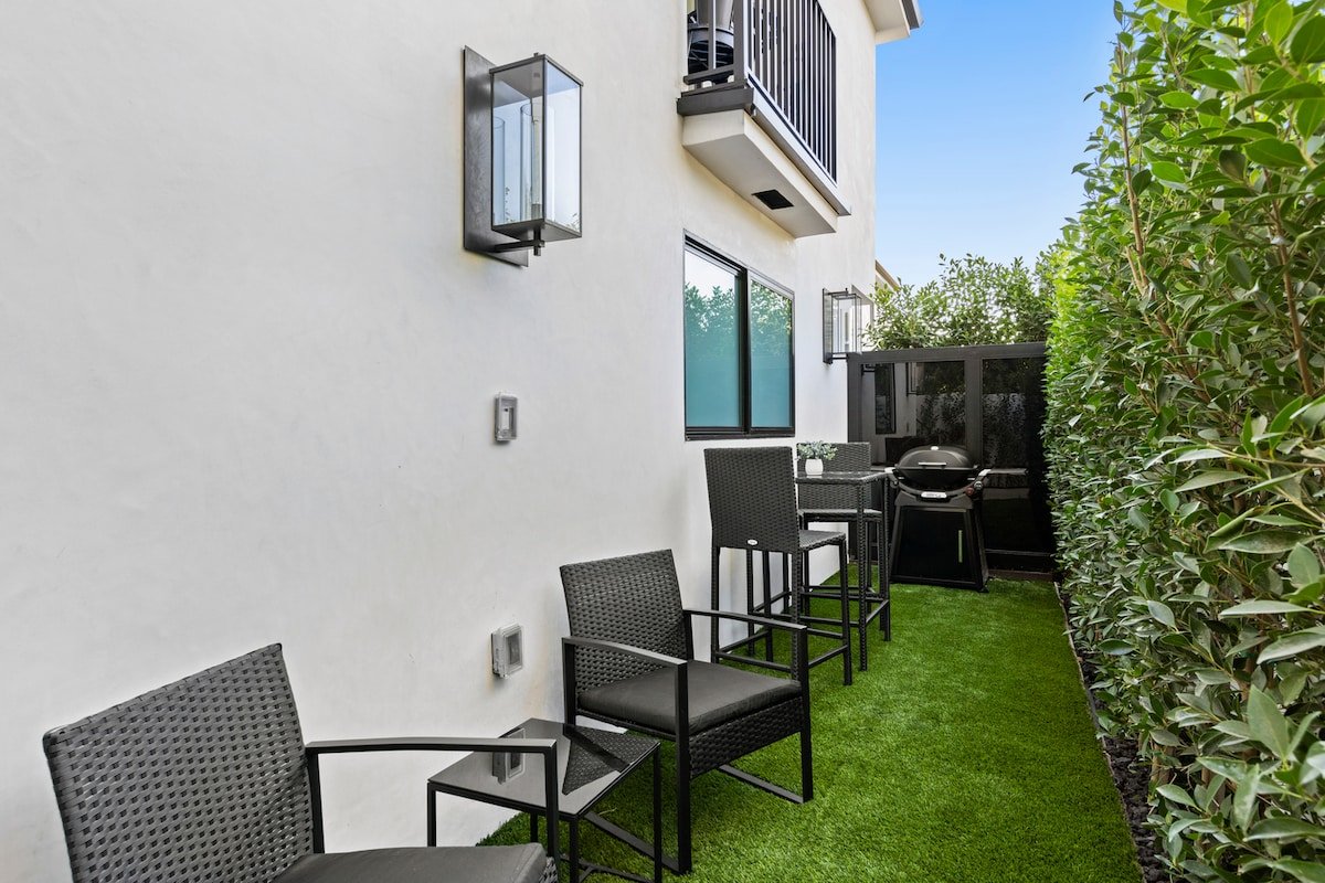 *New 2bd Luxury Modern Burbank Hills Home* gallery image 4