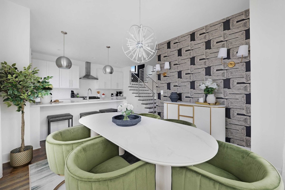 The Hawkins House – Walk to Gulch, Rooftop views! gallery image 4