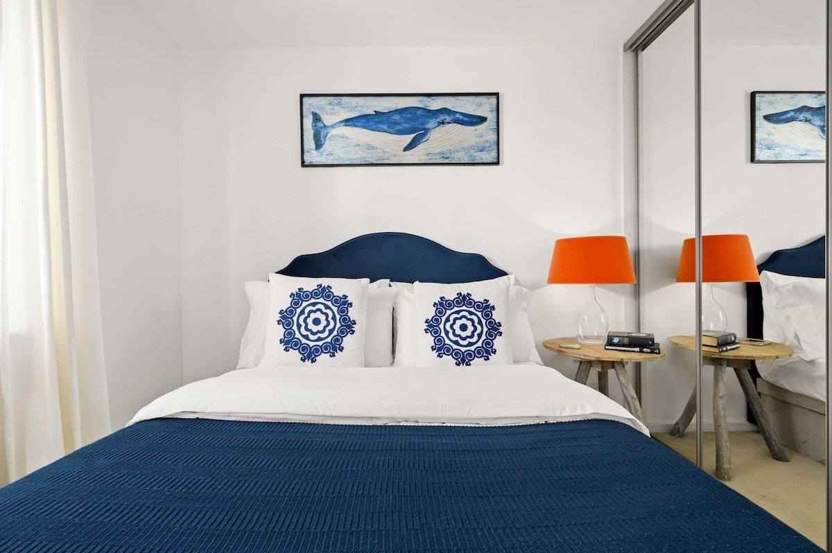 Stylish Five Bedroom Home By City Center w Parking gallery image 5