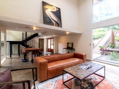 Sherman Oaks Oasis | Modern Hillside Hideaway