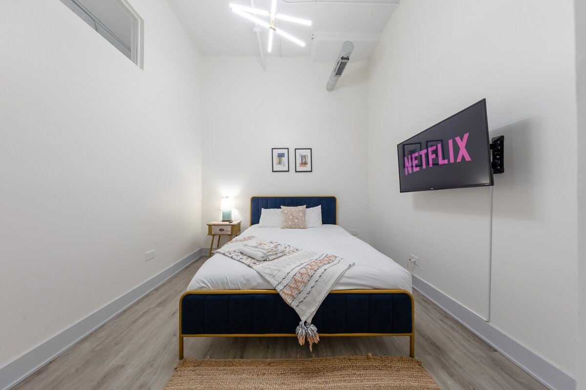 Group-Friendly 5BR Suite Near McCormick |Sleeps 12 gallery image 5