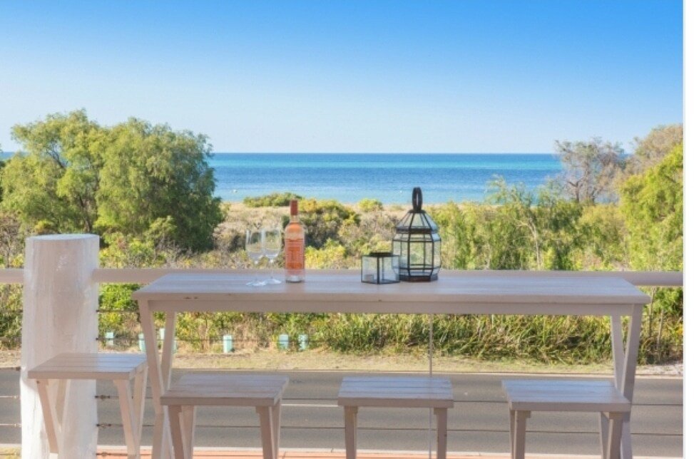 Beachfront/ 7 bedroom / 3 lounges / Walk to town gallery image 3