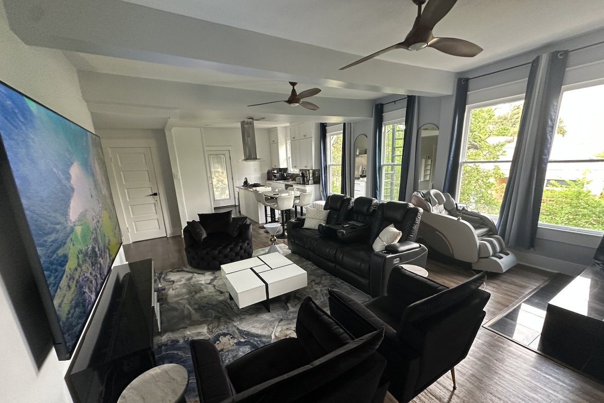 Walk to UT|100″ TV|Massage Chair|King Beds|Themes gallery image 3