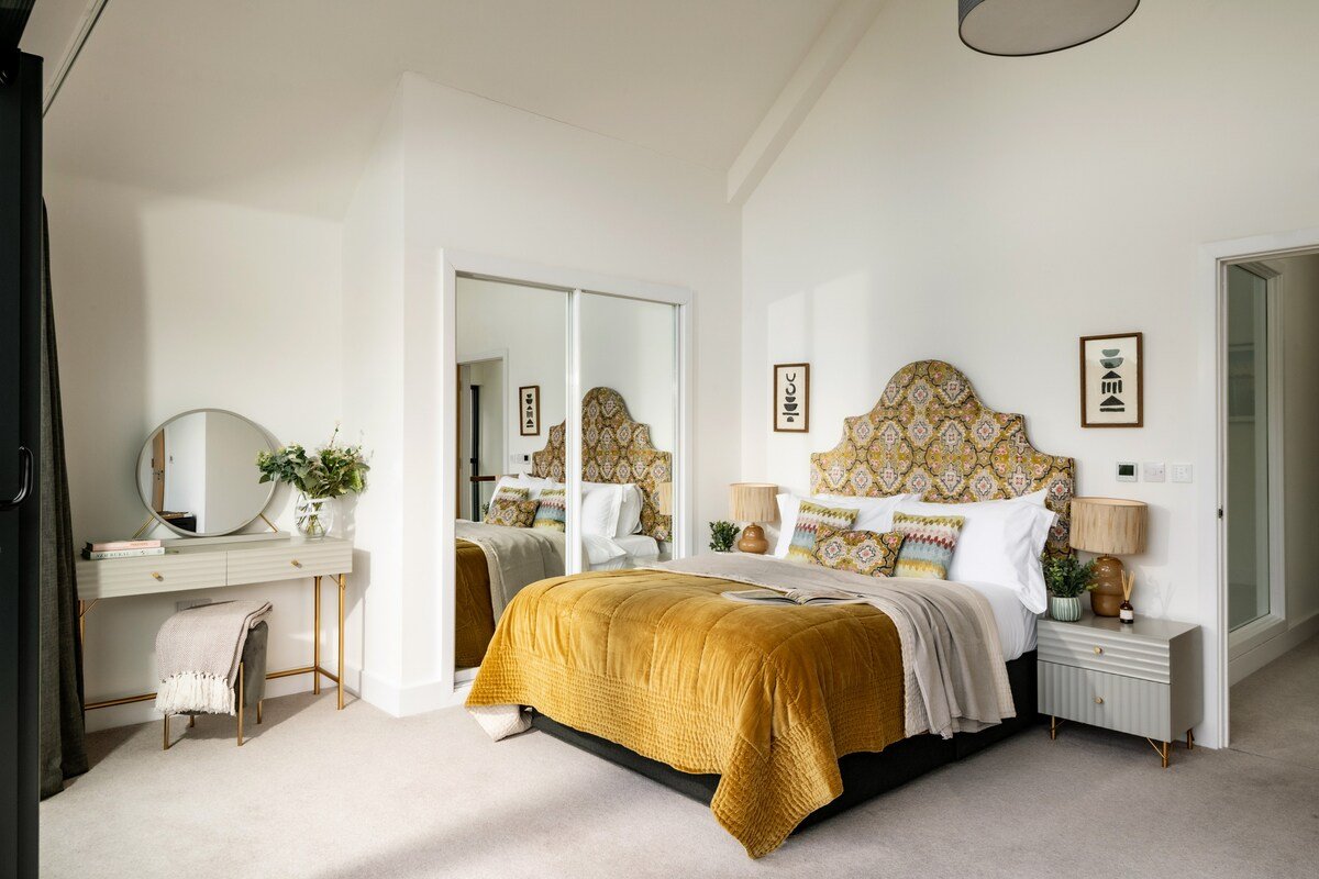 Mirrors Edge – Hot Tub, Spa & Dog-Friendly Stay gallery image 2