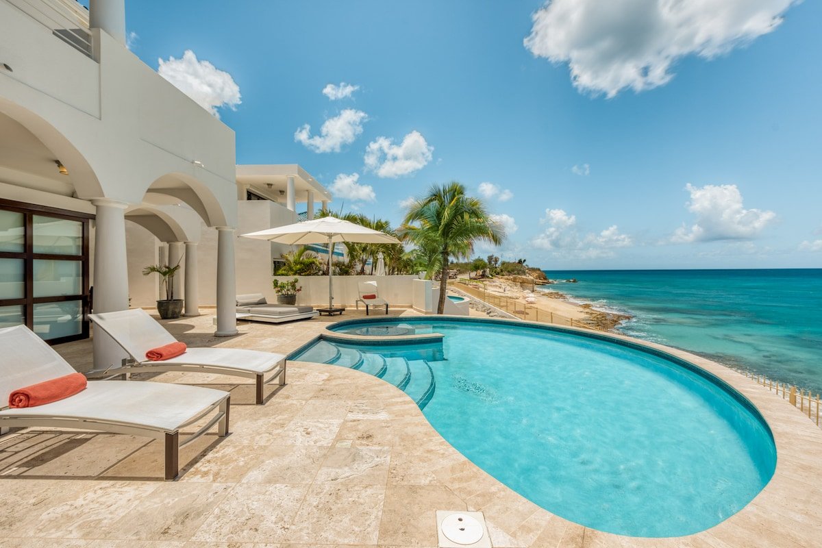 Mumbai (3 bedrooms) – Oceanfront villa with pool,