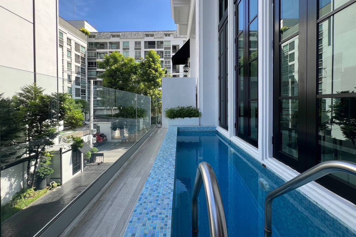 Luxury Pool Villa 4+2BR 12PAX with Lift in Ekkamai