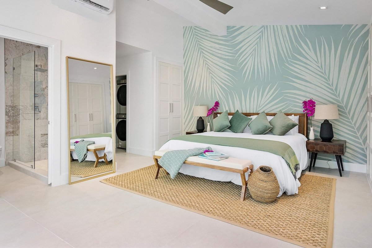 LUXE Certified – Vizcaya Retreat – Prime Location! gallery image 2