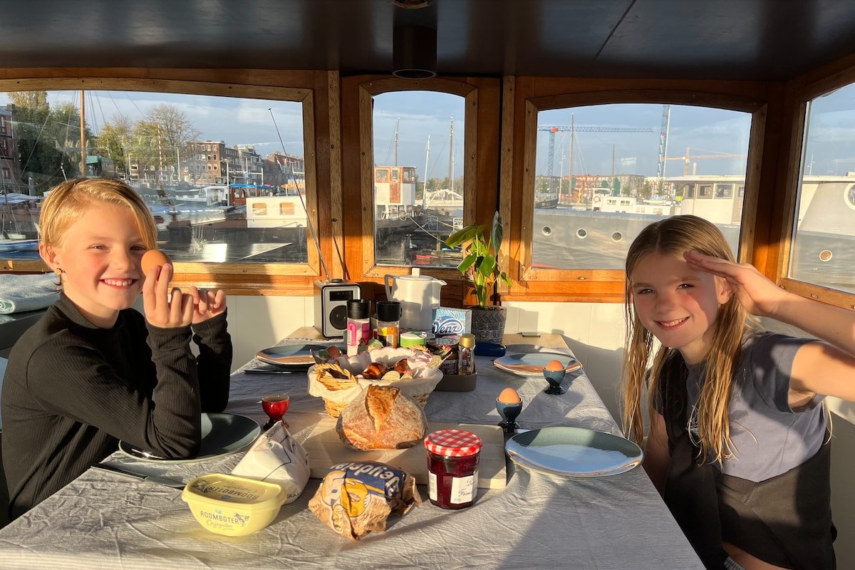 XL luxurious houseboat on hot spot gallery image 3