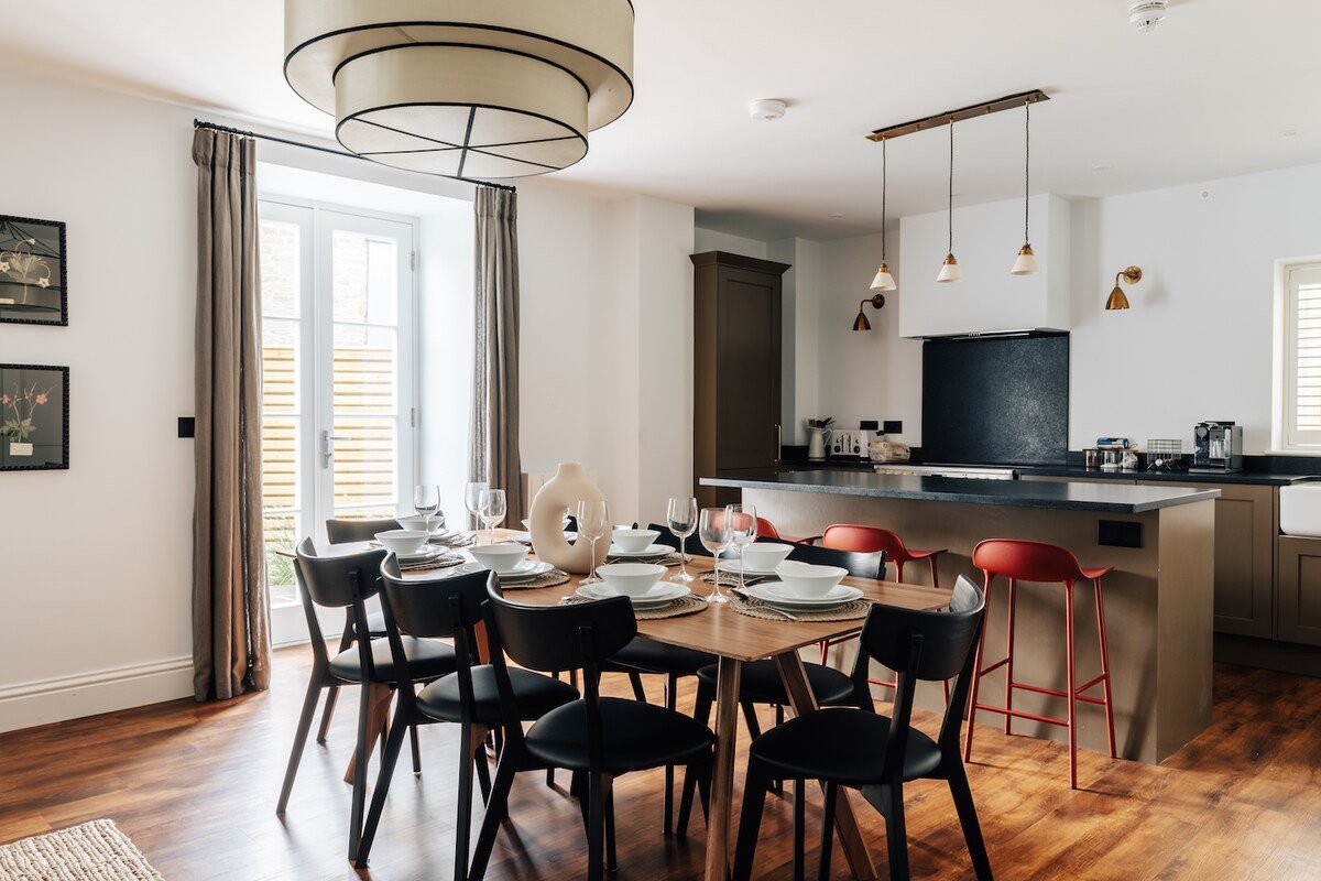 Redland Apartments- Group: Sleeps 12 with Parking gallery image 3