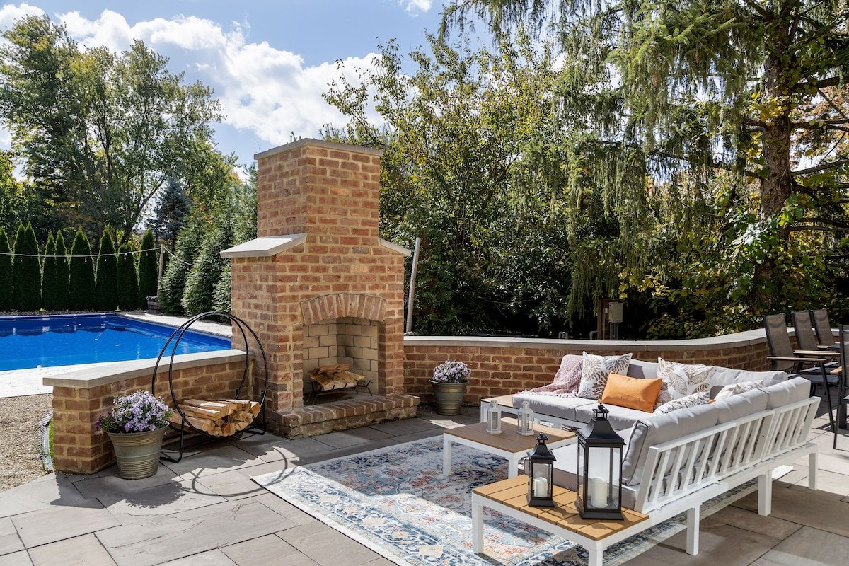 Pool & Hot Tub! -2 King Bed Suites -Private oasis gallery image 4