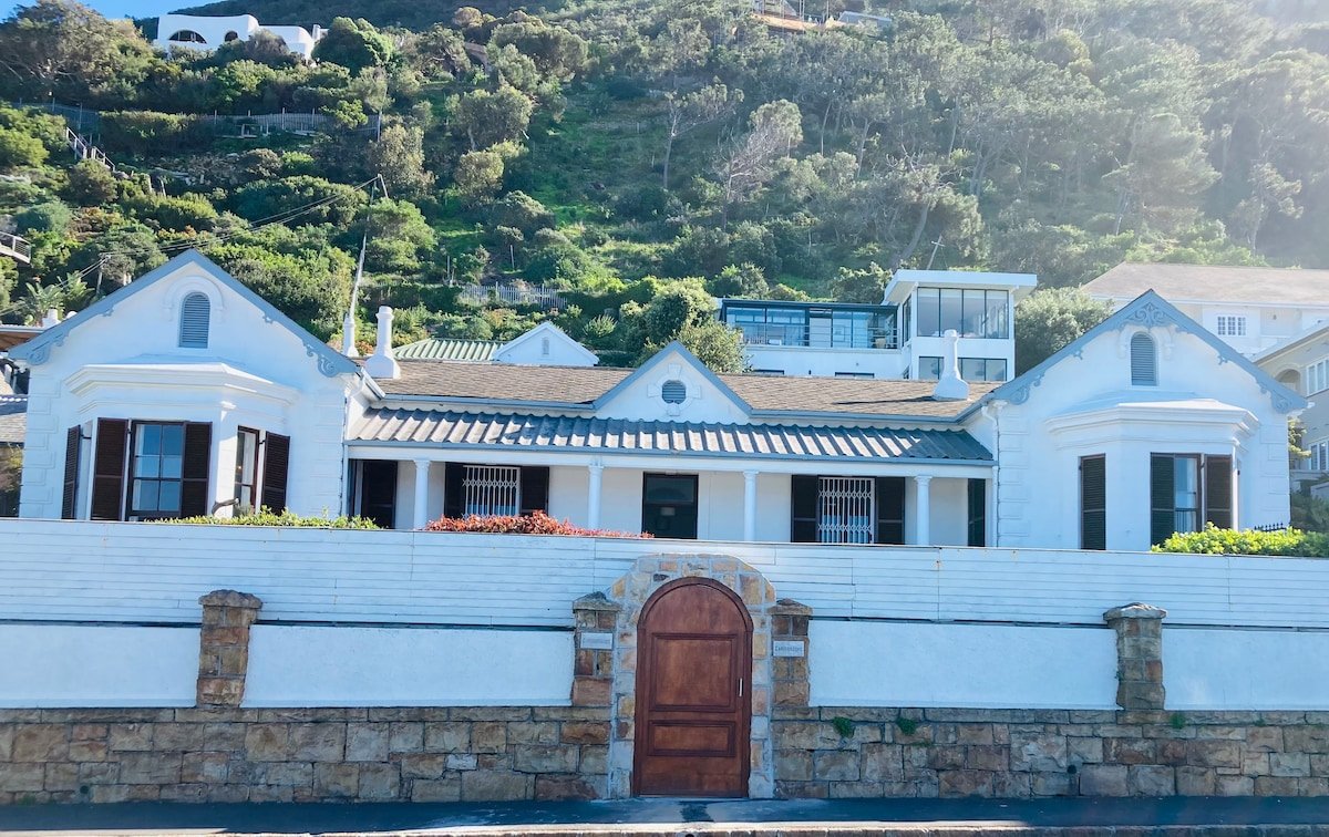 Spacious Oceanfront Historic Carisbrooke House gallery image 2