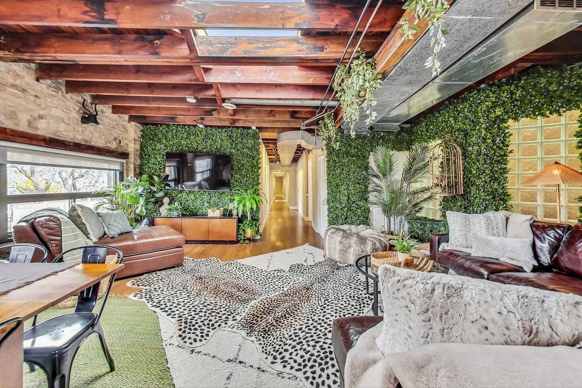 Magical Treehouse Located in HEART of Old Town! gallery image 2