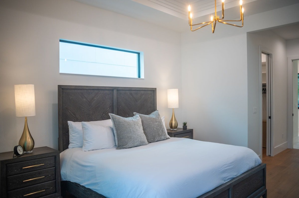 Elegant 6BR Sarasota Home • Pool + Rooftop Views gallery image 4