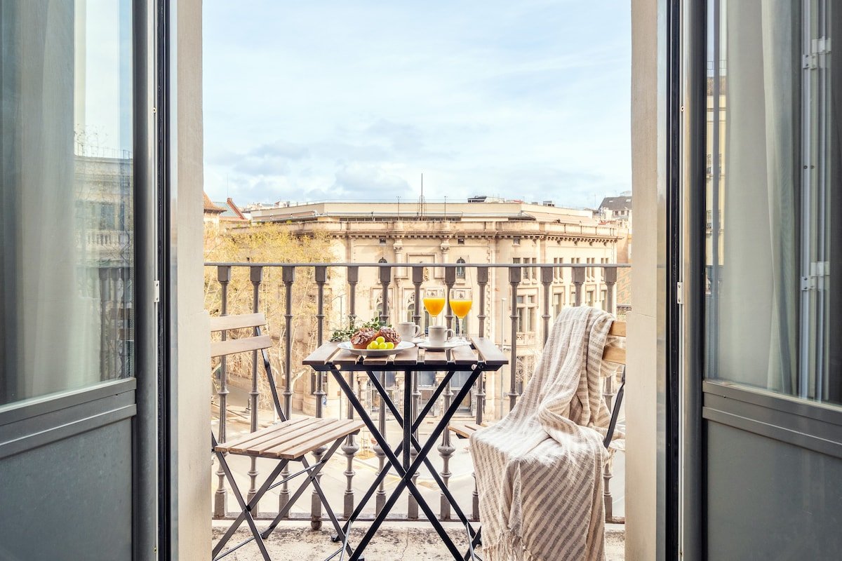 Bright apartment with balcony near to Eixample gallery image 3