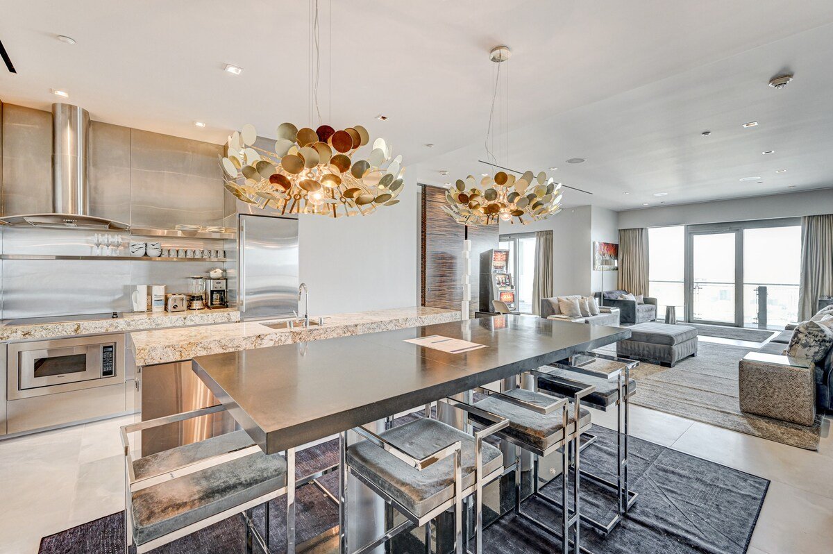 PH57 Palms Place Penthouse | Strip Views & Jacuzzi gallery image 4