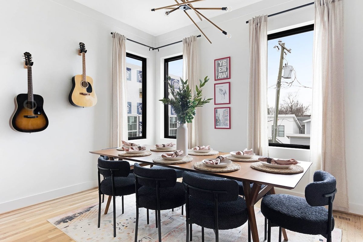 The Banjo – Huge Rooftop + 1.5 miles to Broadway gallery image 4