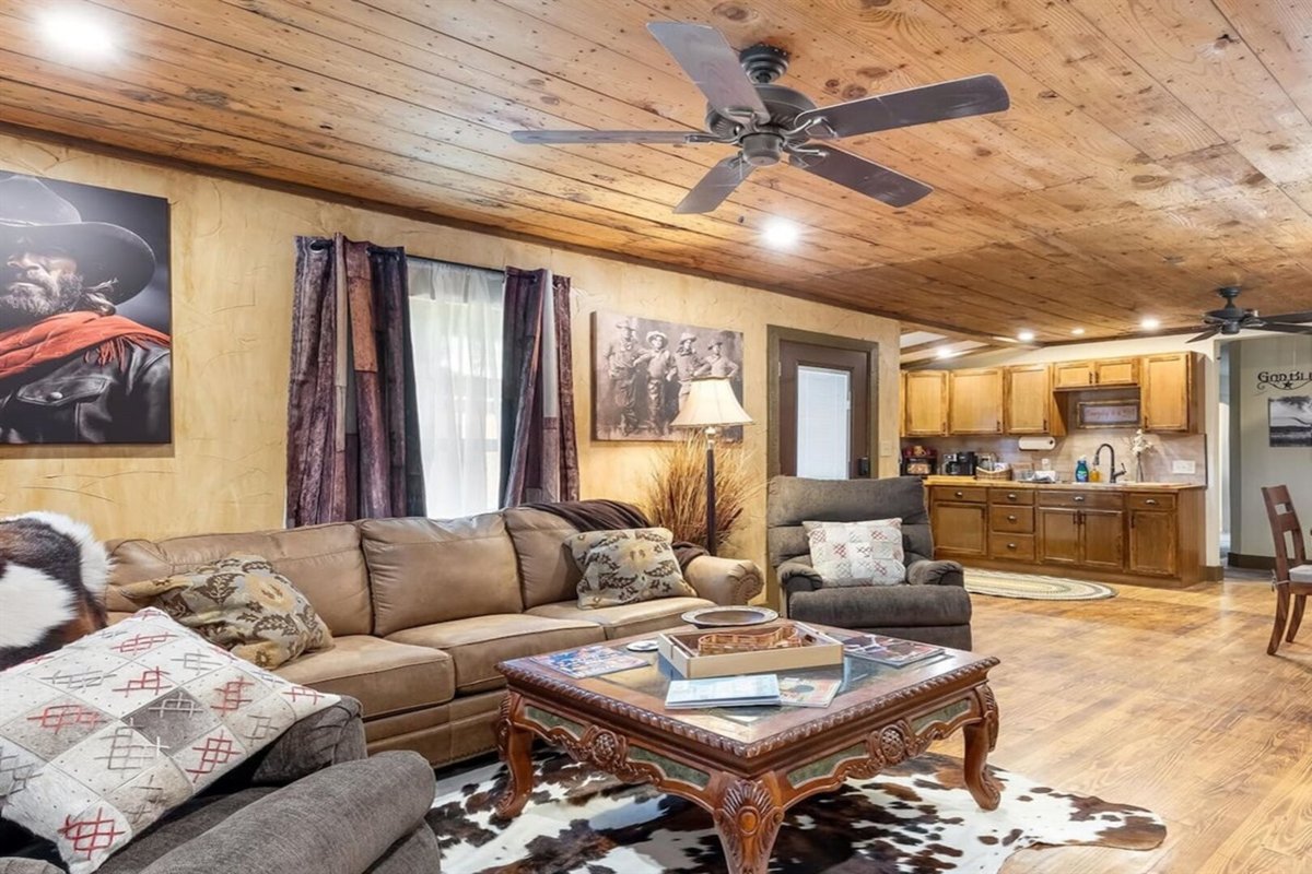 Stockyards 1/8 mile walk-TCU close-Cowboy Lodge