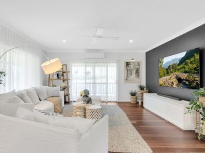 Three Galahs – Sleeps 8 Luxe Riverside Retreat