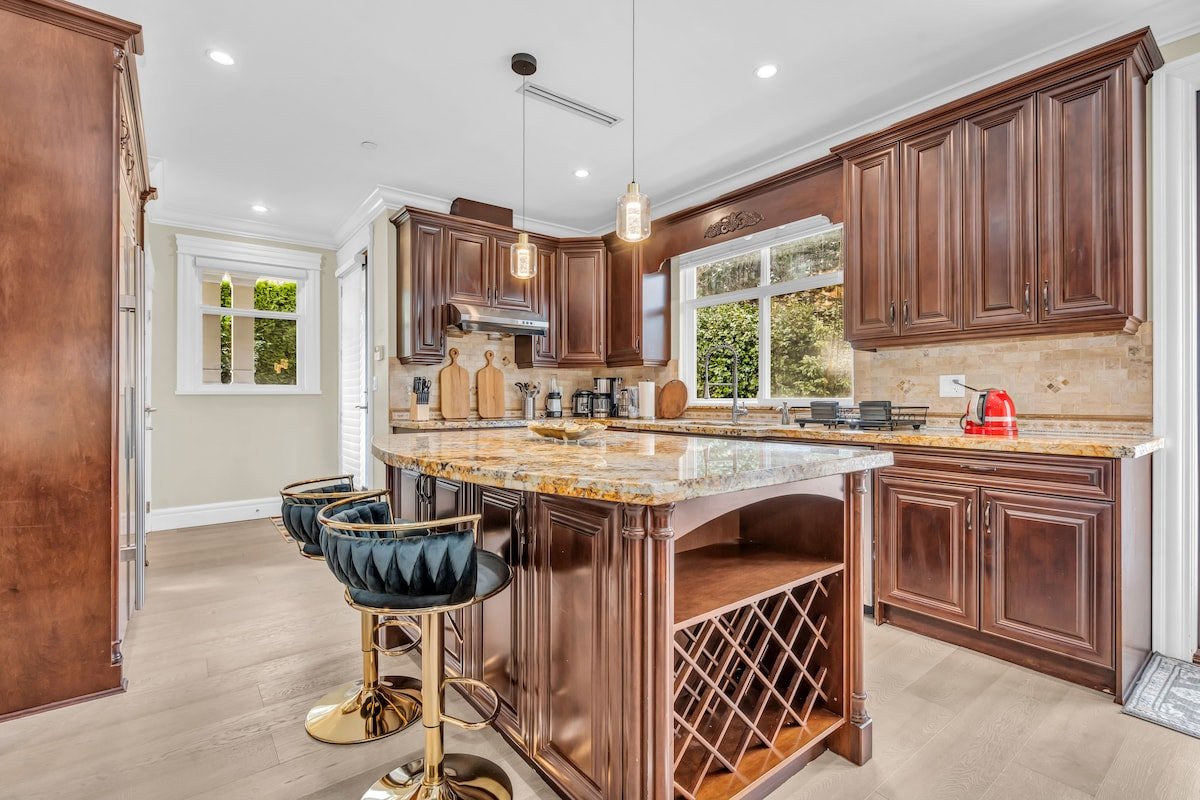 Spacious Luxurious Retreat – 9min from Downtown gallery image 4