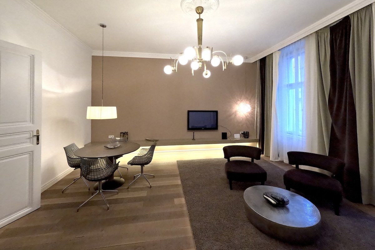 The Heart of Old Town: 2BR/2BA Central Luxury Stay gallery image 3