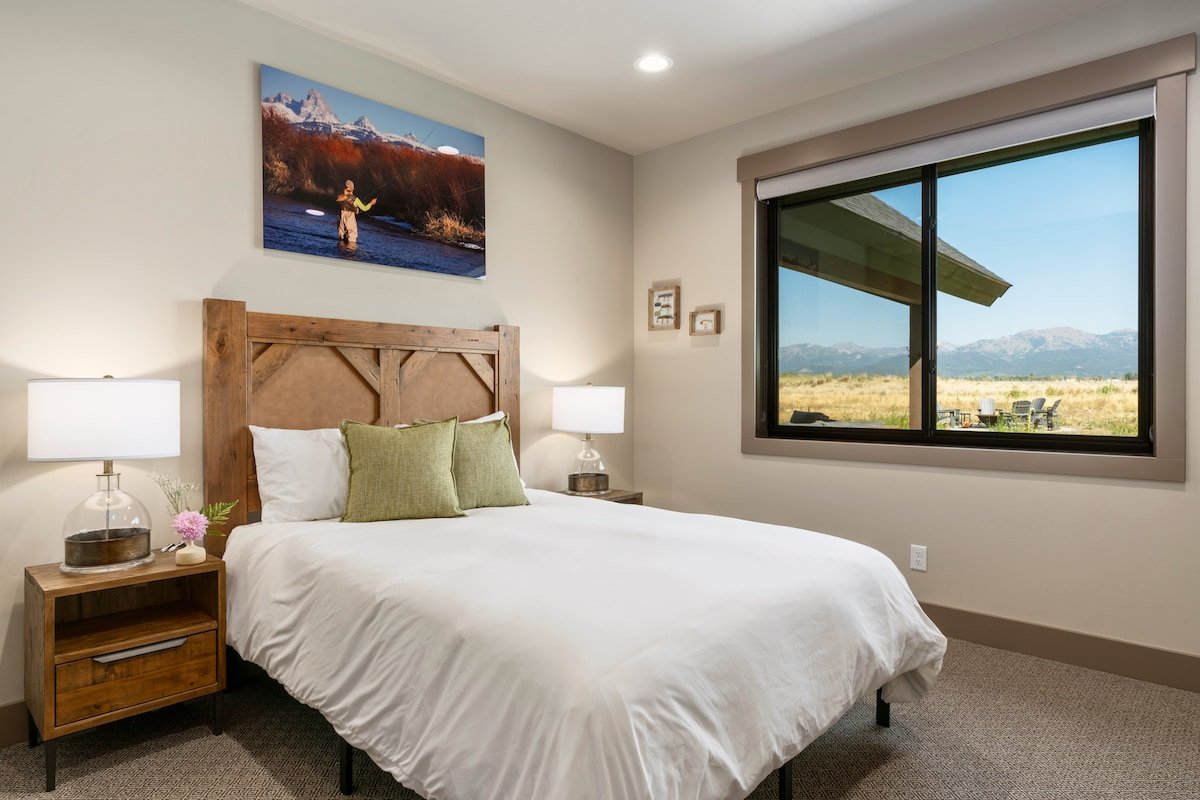 Basecamp Stays: Lux Retreat, Teton Views, 3 Acres! gallery image 5