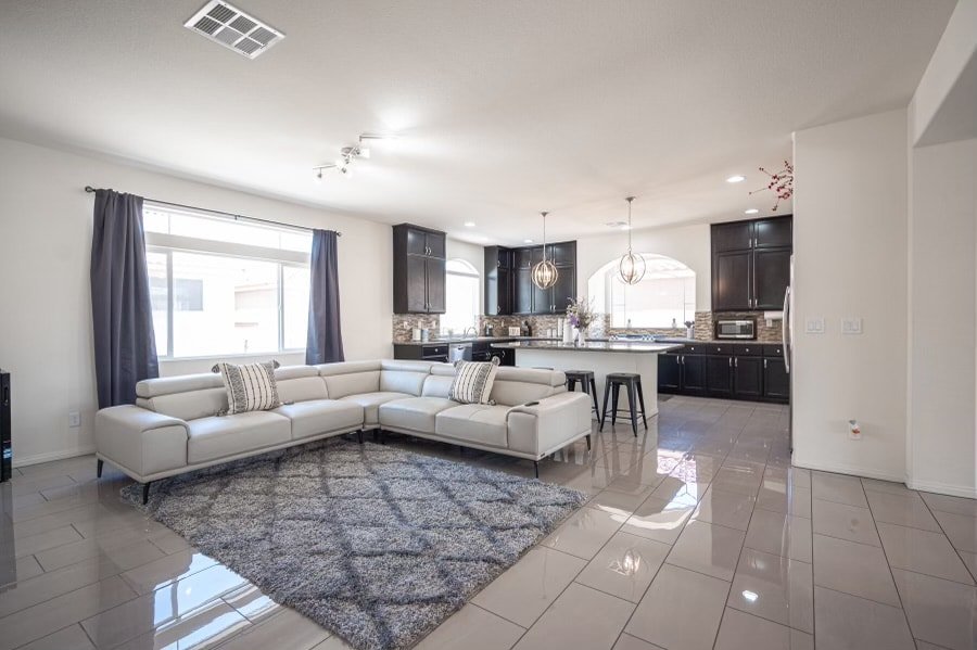 Spacious &Cheerful 4-Bedrooms indoor w/fireplace gallery image 2