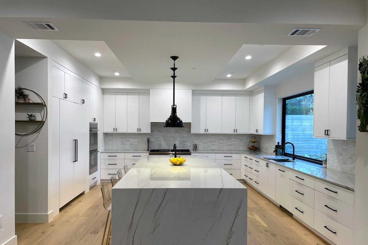 New Lux Home 5bd/5ba with Pool & Hot Tub gallery image 4