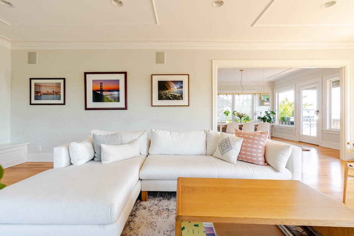 Gorgeous large family home with breathtaking views gallery image 3