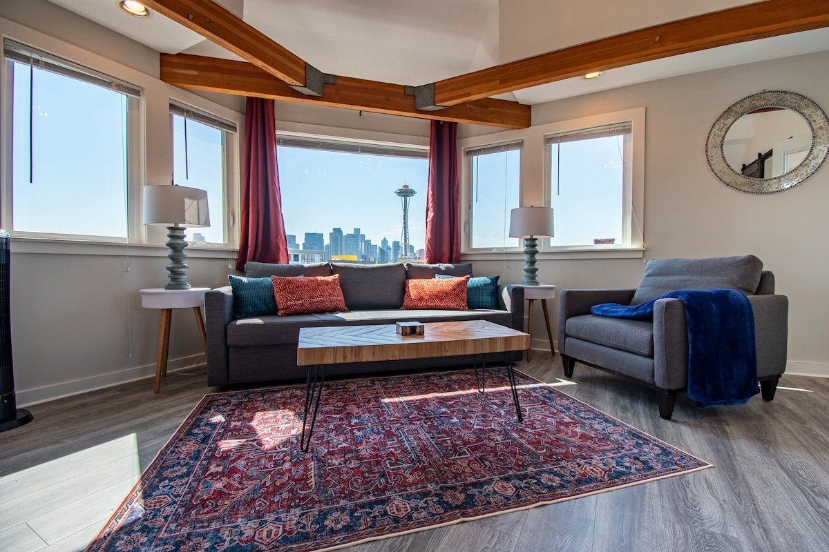 Enchanting 3 Bedroom Home with Space Needle Views! gallery image 3