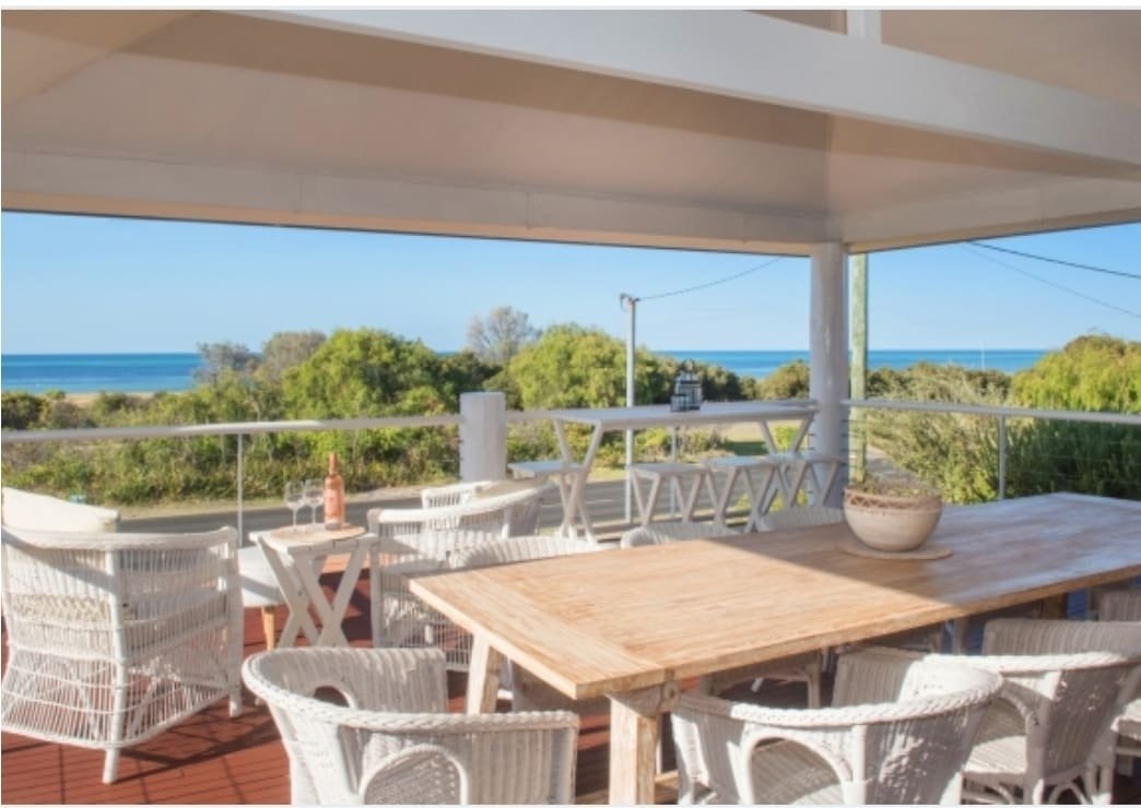 Beachfront/ 7 bedroom / 3 lounges / Walk to town gallery image 5