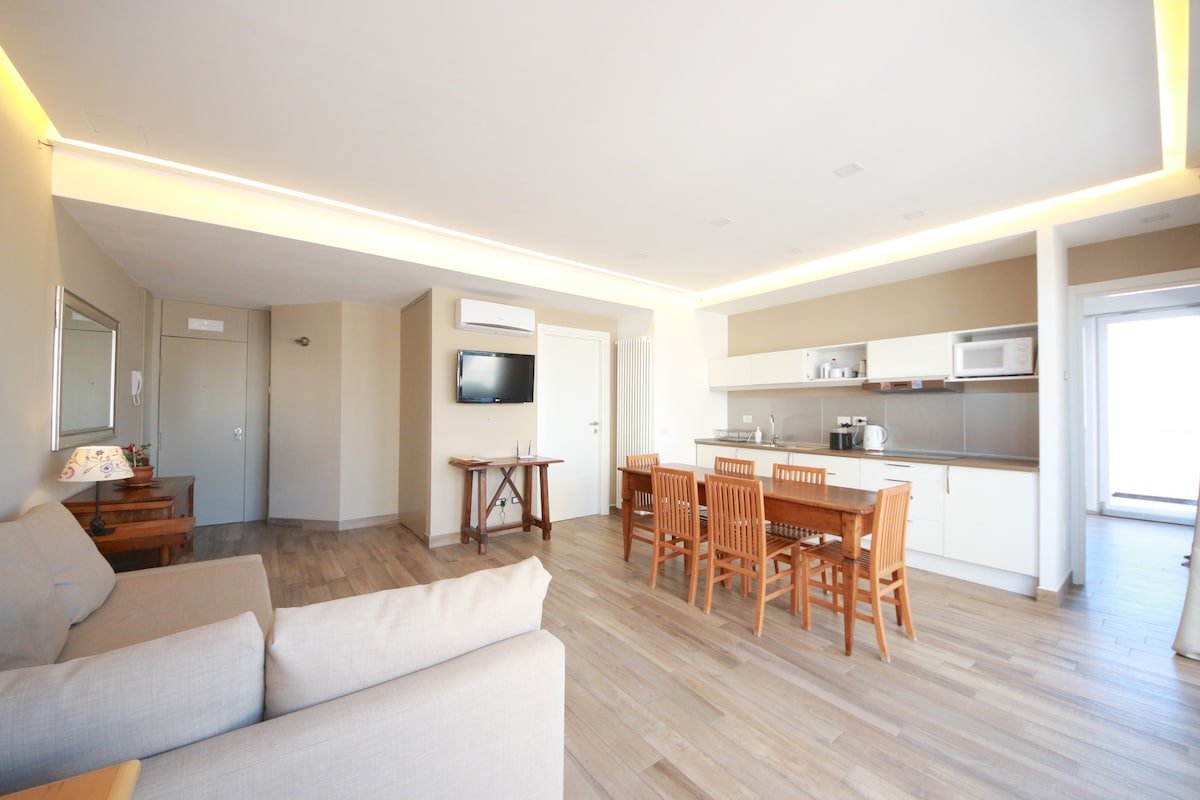 Luxury SUITE with terrace in historical center gallery image 3